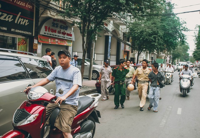 Chùm ảnh CSGT bắt cướp giữa trung tâm Sài Gòn bất ngờ được chia sẻ sau 11 năm khiến nhiều người thích thú - Ảnh 2.