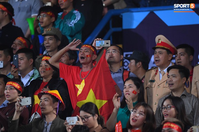 5 cầu thủ Hà Nội xúc động chào cờ trong trận đấu quốc tế cuối cùng tại Hàng Đẫy - Ảnh 5.