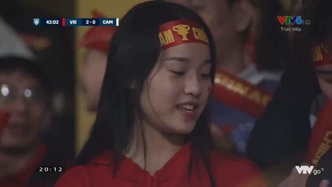 CĐV xinh đẹp được xin link rần rần sau khi xuất hiện vài giây trên sóng truyền hình trận Việt Nam - Campuchia - Ảnh 3.