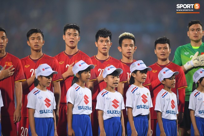 5 cầu thủ Hà Nội xúc động chào cờ trong trận đấu quốc tế cuối cùng tại Hàng Đẫy - Ảnh 2.