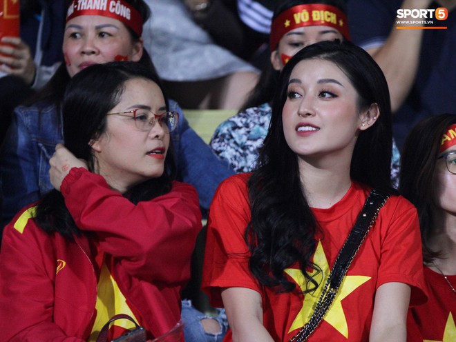 &Aacute; hậu Huyền My rạng rỡ tr&ecirc;n kh&aacute;n đ&agrave;i SVĐ H&agrave;ng Đẫy, trực tiếp cổ vũ hết m&igrave;nh cho đội tuyển Việt Nam  - Ảnh 1.