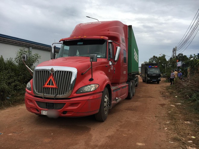 Bình Dương: Chơi đùa trước đầu xe container, bé trai 1 tuổi bị kéo lê tử vong thương tâm - Ảnh 1.