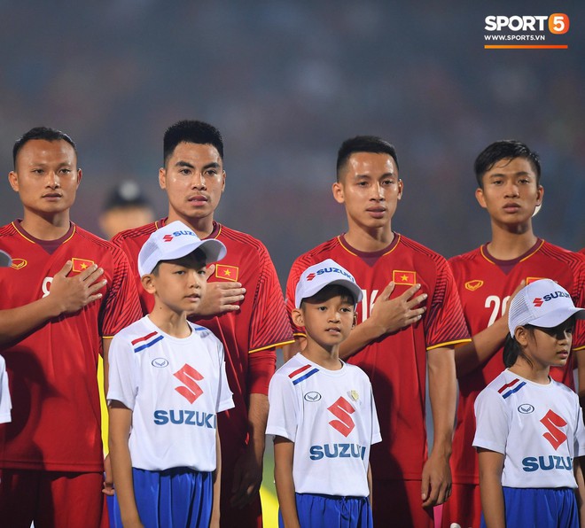 5 cầu thủ Hà Nội xúc động chào cờ trong trận đấu quốc tế cuối cùng tại Hàng Đẫy - Ảnh 3.