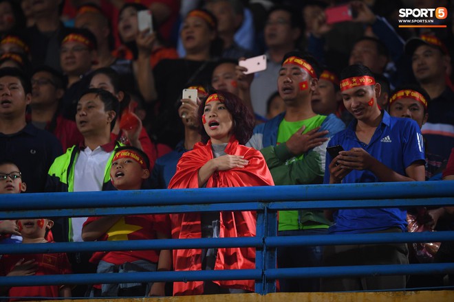 5 cầu thủ Hà Nội xúc động chào cờ trong trận đấu quốc tế cuối cùng tại Hàng Đẫy - Ảnh 4.