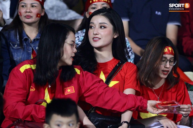 &Aacute; hậu Huyền My rạng rỡ tr&ecirc;n kh&aacute;n đ&agrave;i SVĐ H&agrave;ng Đẫy, trực tiếp cổ vũ hết m&igrave;nh cho đội tuyển Việt Nam  - Ảnh 2.