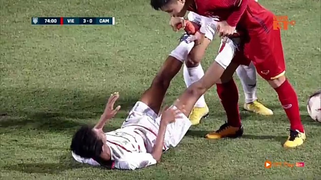 Quang Hải fair-play gi&uacute;p đối phương bị chuột r&uacute;t - Ảnh 1.