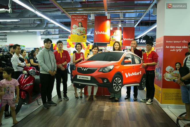 Lộ diện người đầu tiên trúng thưởng ô tô VinFast tại Việt Nam trong cuộc đua mua sắm VinMart & VinMart+ - Ảnh 1.