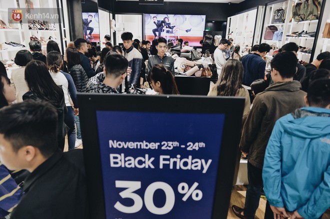 Cơn sốt Black Friday: TTTM ở Hà Nội mở cửa tới nửa đêm, trẻ nhỏ theo chân bố mẹ đi săn sale - Ảnh 2.