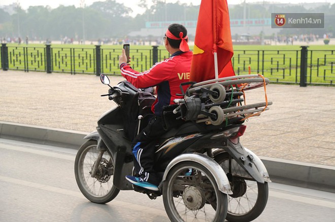 Hàng trăm cổ động viên diễu hành qua các tuyến phố Hà Nội trước trận Việt Nam-Campuchia - Ảnh 9.