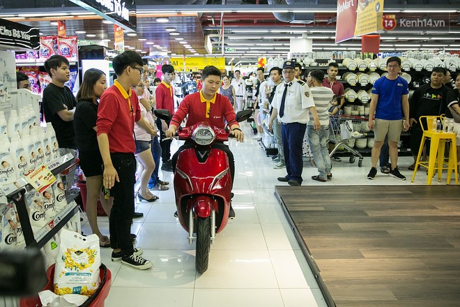 Mừng sinh nhật 4 tuổi, siêu thị VinMart chơi lớn tặng ô tô VinFast tri ân khách hàng tại tòa nhà LandMark 81 - Ảnh 8.