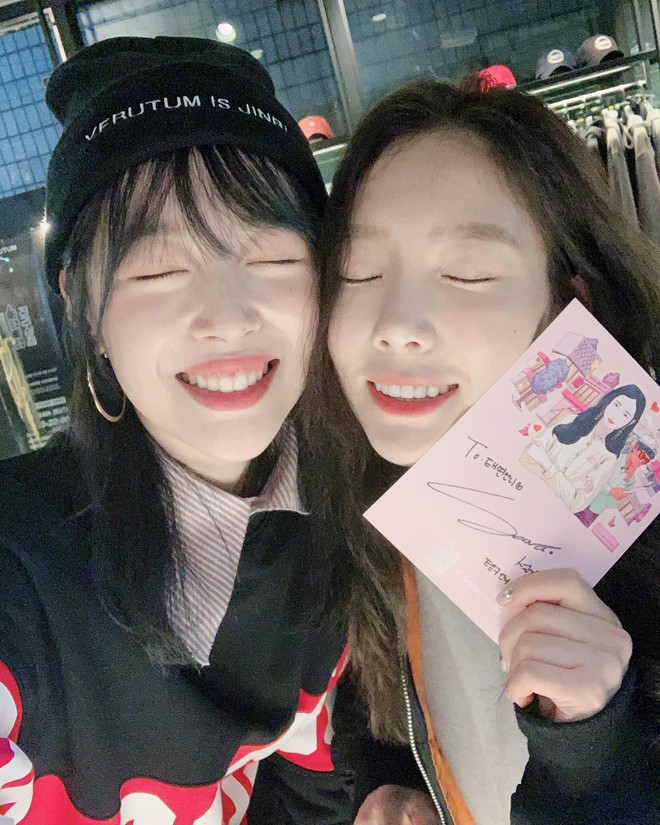 Chuyện Taeyeon hack tuổi: Từng tr&ocirc;ng dừ hơn, nay lại bất ngờ như bạn c&ugrave;ng lứa với Sulli d&ugrave; c&aacute;ch 5 tuổi - Ảnh 1.