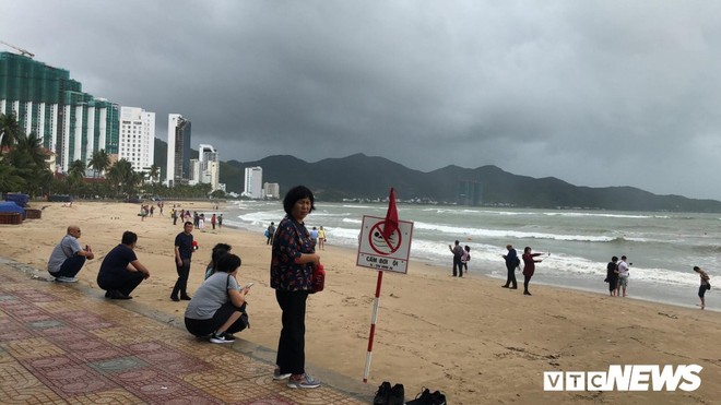 Dân Nha Trang cuống cuồng chạy bão, du khách thản nhiên dạo chơi ở biển - Ảnh 1.