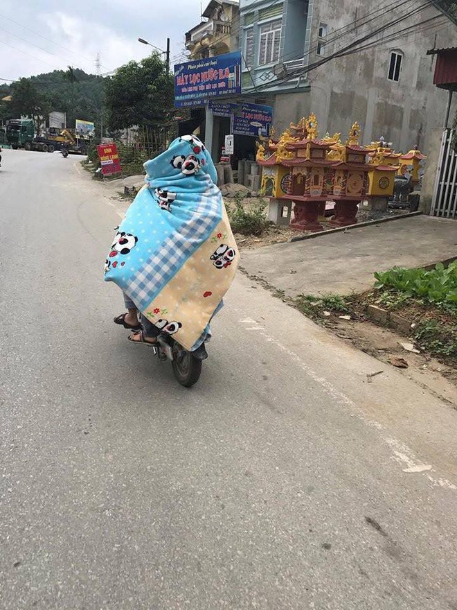 Trời mới vừa trở lạnh, học sinh sinh viên đã thi nhau mang chăn đi học, lầy lội không chịu được - Ảnh 1.