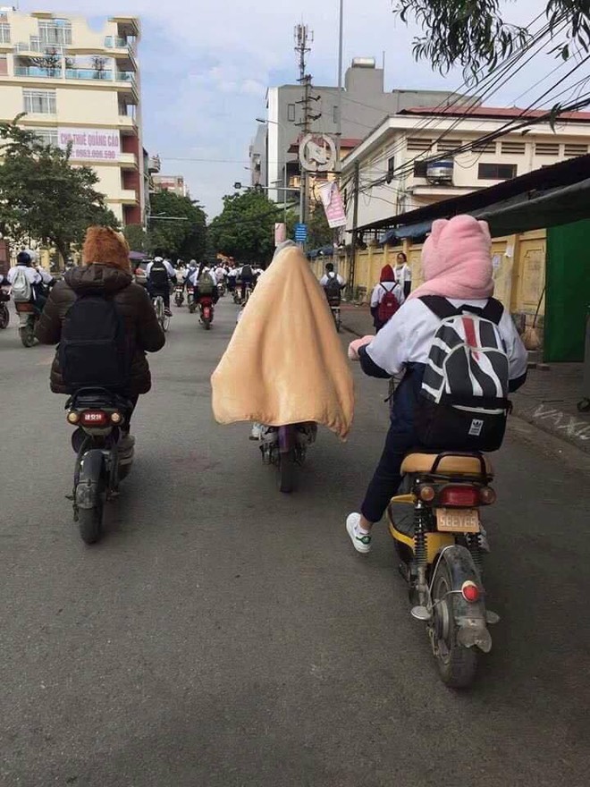 Trời mới vừa trở lạnh, học sinh sinh vi&ecirc;n đ&atilde; thi nhau mang chăn đi học, lầy lội kh&ocirc;ng chịu được - Ảnh 3.