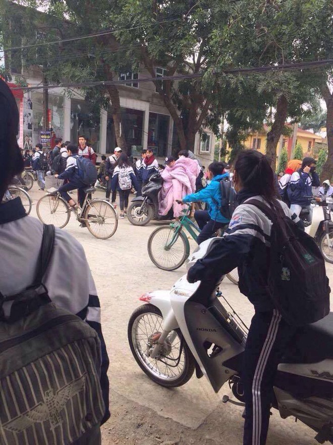 Trời mới vừa trở lạnh, học sinh sinh vi&ecirc;n đ&atilde; thi nhau mang chăn đi học, lầy lội kh&ocirc;ng chịu được - Ảnh 5.