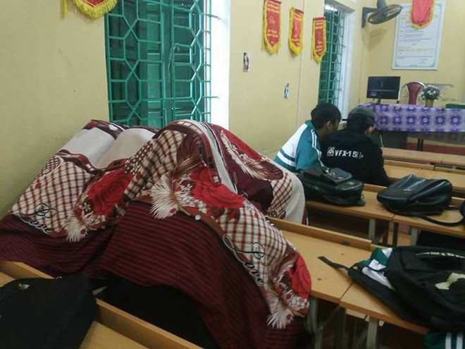 Trời mới vừa trở lạnh, học sinh sinh vi&ecirc;n đ&atilde; thi nhau mang chăn đi học, lầy lội kh&ocirc;ng chịu được - Ảnh 6.