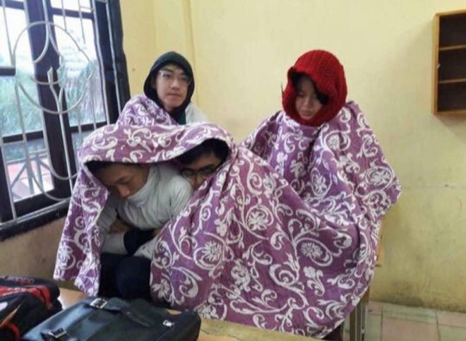 Trời mới vừa trở lạnh, học sinh sinh vi&ecirc;n đ&atilde; thi nhau mang chăn đi học, lầy lội kh&ocirc;ng chịu được - Ảnh 11.