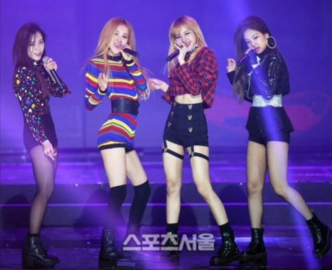 Thực tế đôi chân cực phẩm của Black Pink: Lisa và Rosé gây sốc vì quá gầy, Jennie giữ dáng ổn định nhất - Ảnh 8.