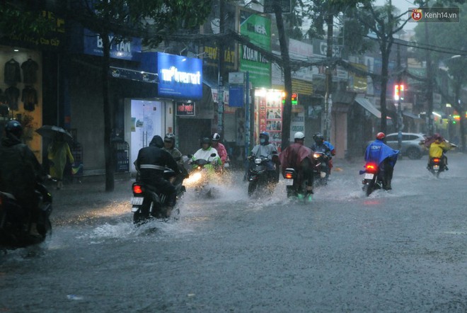 Ảnh hưởng của bão số 9, hàng loạt tuyến đường Sài Gòn ngập nặng trong cơn mưa dai dẳng cả ngày - Ảnh 21.