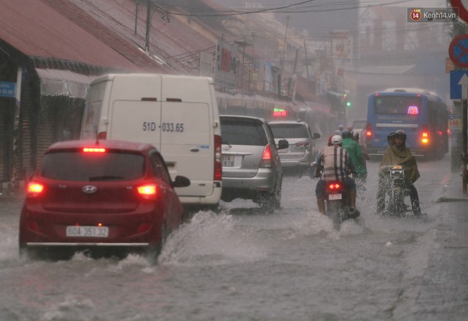 Ảnh hưởng của bão số 9, hàng loạt tuyến đường Sài Gòn ngập nặng trong cơn mưa dai dẳng cả ngày - Ảnh 20.