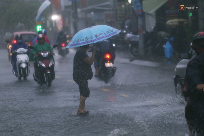 Ảnh hưởng của b&atilde;o số 9, h&agrave;ng loạt tuyến đường S&agrave;i G&ograve;n ngập nặng trong cơn mưa dai dẳng cả ng&agrave;y - Ảnh 16.