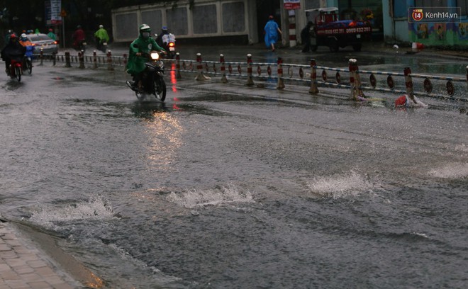 Ảnh hưởng của bão số 9, hàng loạt tuyến đường Sài Gòn ngập nặng trong cơn mưa dai dẳng cả ngày - Ảnh 14.