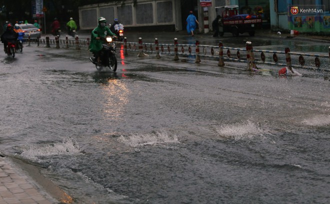 Ảnh hưởng của b&atilde;o số 9, h&agrave;ng loạt tuyến đường S&agrave;i G&ograve;n ngập nặng trong cơn mưa dai dẳng cả ng&agrave;y - Ảnh 14.