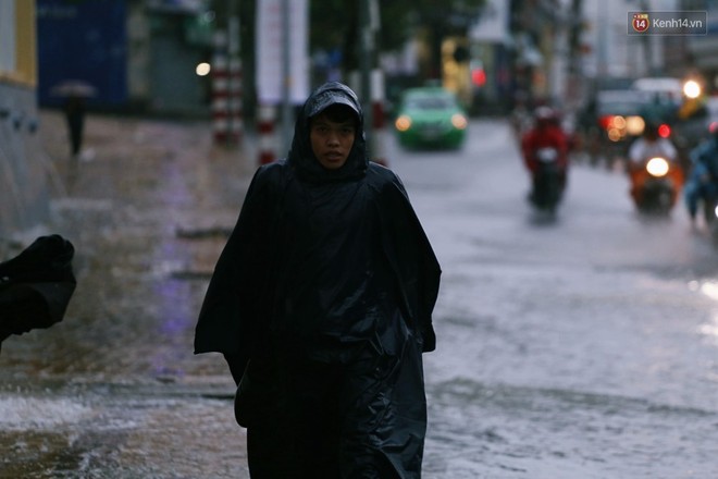 Ảnh hưởng của bão số 9, hàng loạt tuyến đường Sài Gòn ngập nặng trong cơn mưa dai dẳng cả ngày - Ảnh 15.