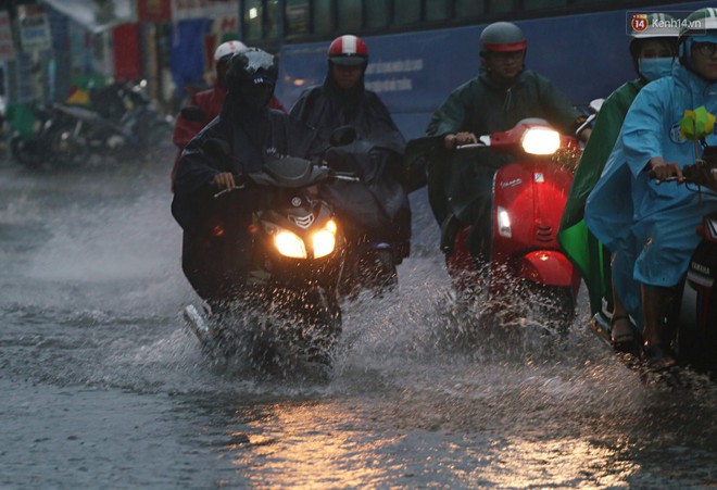 Ảnh hưởng của bão số 9, hàng loạt tuyến đường Sài Gòn ngập nặng trong cơn mưa dai dẳng cả ngày - Ảnh 5.