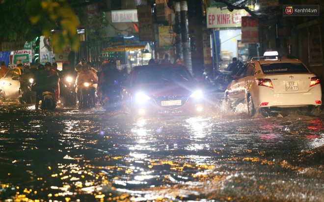 Ảnh hưởng của bão số 9, hàng loạt tuyến đường Sài Gòn ngập nặng trong cơn mưa dai dẳng cả ngày - Ảnh 2.