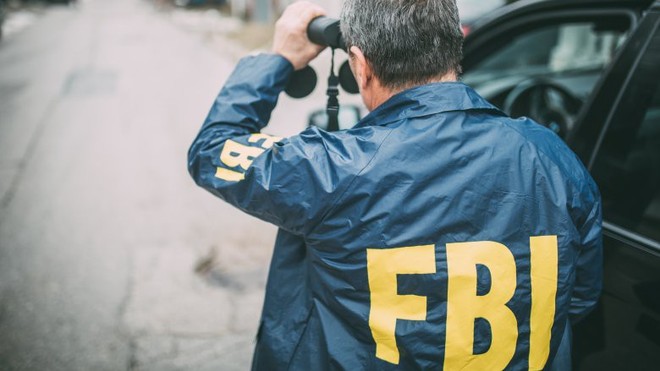 4 pha nhầm nhọt khó đỡ của FBI: Từ “quỵt” tiền điện thoại đến rơi súng giữa bar vì mải... quẩy - Ảnh 3.