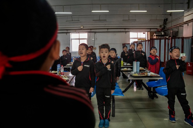 Trường học lạ đời ở Trung Quốc: Đào tạo những chàng trai ẻo lả, yếu ớt thành đàn ông đích thực - Ảnh 6.