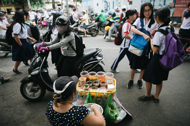 Đặc sản ăn vặt Sài Gòn: độ chất được đảm bảo bằng... tên trường học - Ảnh 1.