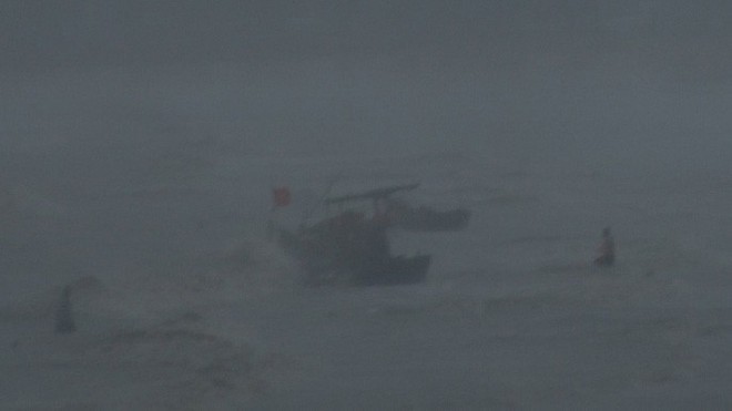 Bão đã vào Bà Rịa - Vũng Tàu, mưa rất to, cây ngã đổ, tàu chìm - Ảnh 4.