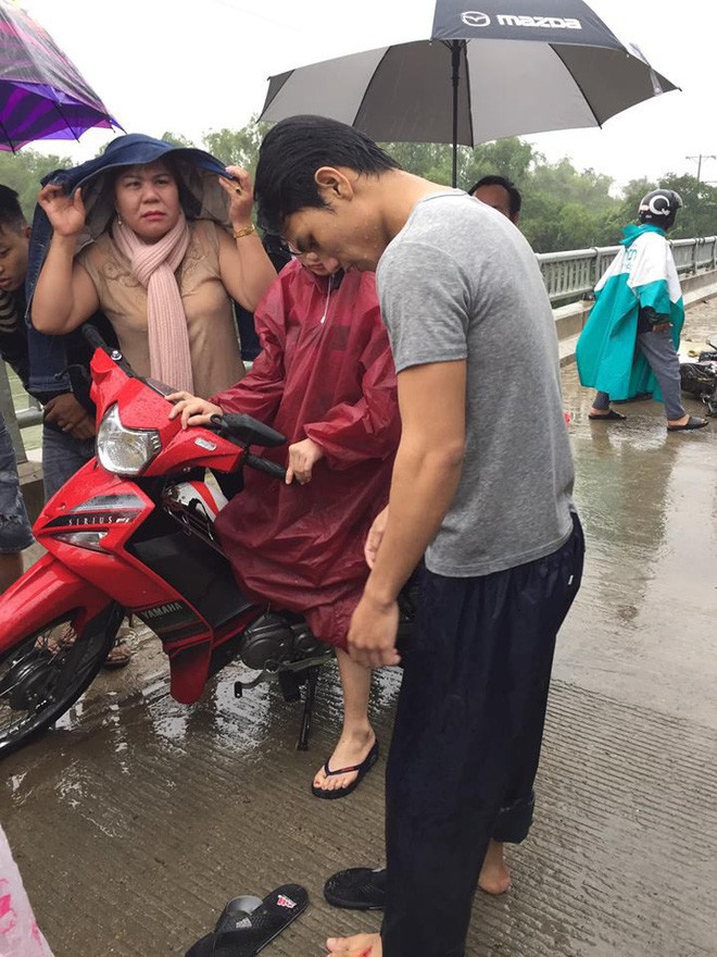 Si&#234;u anh h&#249;ng đời thực: Thanh ni&#234;n qu&#234;n m&#236;nh lao xuống s&#244;ng cứu người kh&#244;ng ch&#250;t do dự d&#249; trời đang mưa b&#227;o - Ảnh 2.