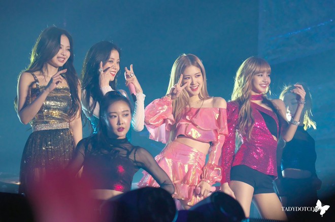 Vì sự tham lam của YG, BLACKPINK từ nhân vật chính trở thành khách mời trong concert của chính mình - Ảnh 1.