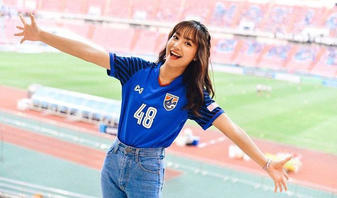 AFF Cup 2018: Fan nữ của đội tuyển n&agrave;o xinh đẹp nhất? - Ảnh 8.