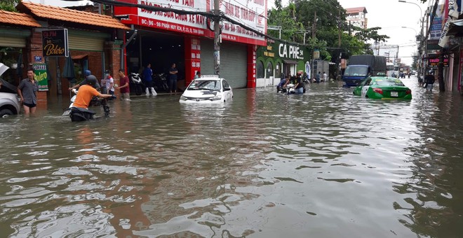 Sài Gòn ngập nặng nhiều tuyến đường sau bão số 9, dân công sở chật vật lội nước đi làm sáng đầu tuần - Ảnh 3.