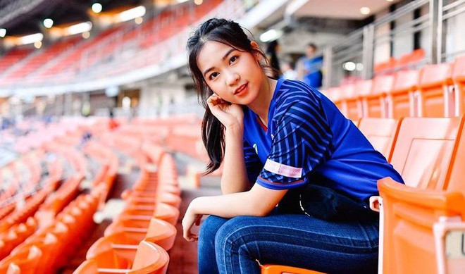 AFF Cup 2018: Fan nữ của đội tuyển n&agrave;o xinh đẹp nhất? - Ảnh 12.