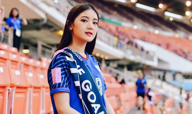AFF Cup 2018: Fan nữ của đội tuyển n&agrave;o xinh đẹp nhất? - Ảnh 9.