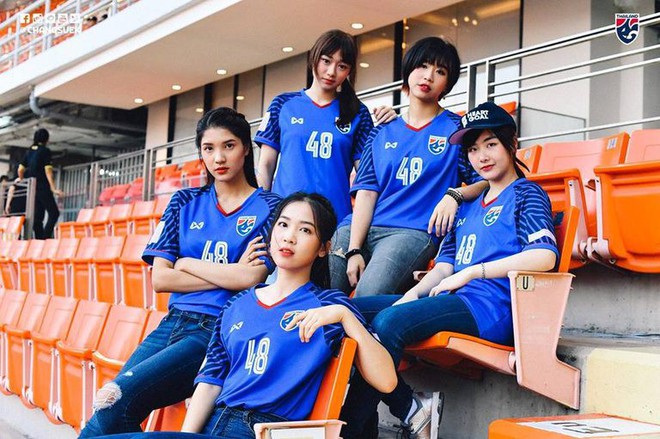 AFF Cup 2018: Fan nữ của đội tuyển n&agrave;o xinh đẹp nhất? - Ảnh 11.
