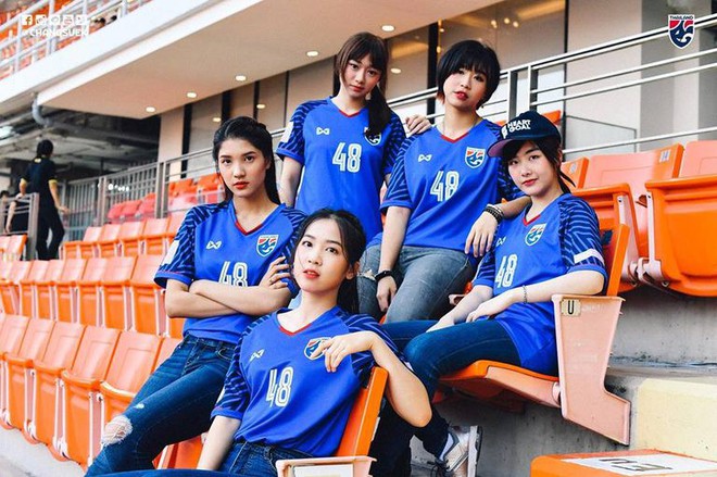 AFF Cup 2018: Fan nữ của đội tuyển nào xinh đẹp nhất? - Ảnh 11.