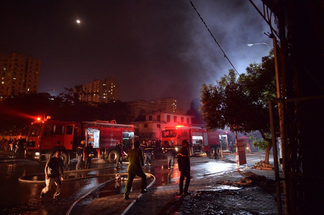 Hà Nội: Cháy lớn tại xưởng nội thất ô tô lúc nửa đêm, nhiều tài xế lái xe sang tháo chạy - Ảnh 5.