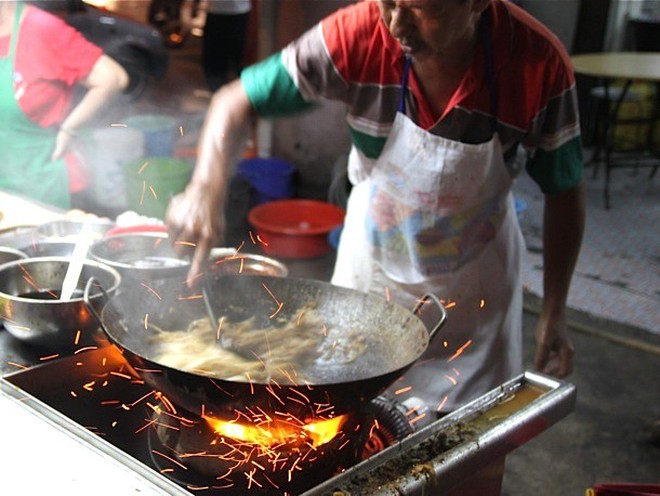 Độc đ&#225;o m&#243;n hủ tiếu x&#224;o cay x&#232; của người Malaysia, đến c&#225;i kh&#243;i cũng cay thơm nức mũi - Ảnh 2.