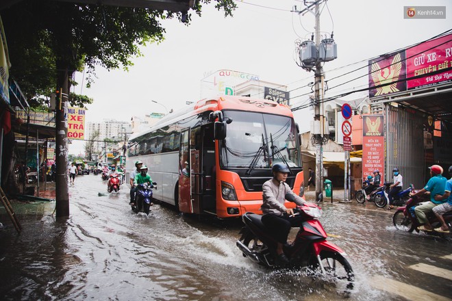 Ảnh: Bão số 9 đi qua nhưng con đường đau khổ ở Sài Gòn vẫn ngập sâu trong nước - Ảnh 3.