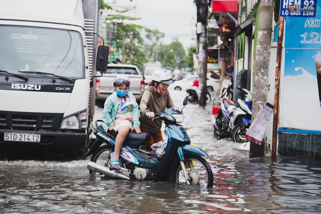 Ảnh: Bão số 9 đi qua nhưng con đường đau khổ ở Sài Gòn vẫn ngập sâu trong nước - Ảnh 7.