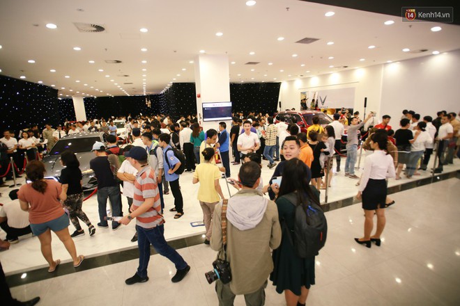 Sau màn ra mắt ấn tượng tại Hà Nội, VinFast tiếp tục thu hút hàng nghìn người dân tới tham quan và đặt mua tại Sài Gòn - Ảnh 6.