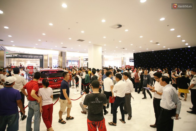 Sau màn ra mắt ấn tượng tại Hà Nội, VinFast tiếp tục thu hút hàng nghìn người dân tới tham quan và đặt mua tại Sài Gòn - Ảnh 12.