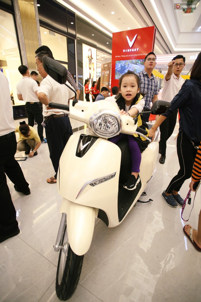 Sau màn ra mắt ấn tượng tại Hà Nội, VinFast tiếp tục thu hút hàng nghìn người dân tới tham quan và đặt mua tại Sài Gòn - Ảnh 18.