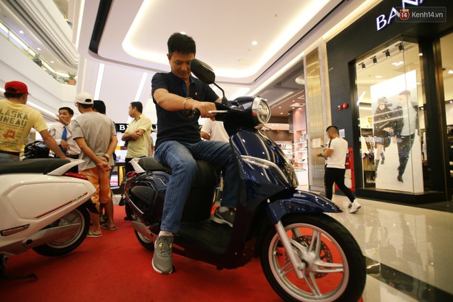 Sau màn ra mắt ấn tượng tại Hà Nội, VinFast tiếp tục thu hút hàng nghìn người dân tới tham quan và đặt mua tại Sài Gòn - Ảnh 17.